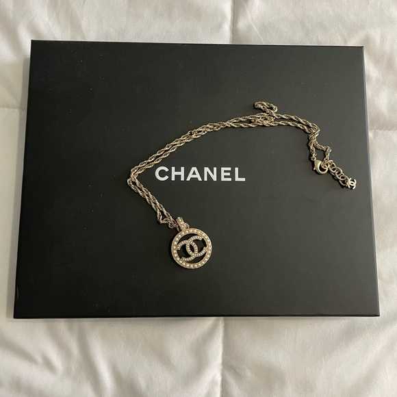 Chanel Gold Pearl Round Pendant Necklace - Picture 6 of 13